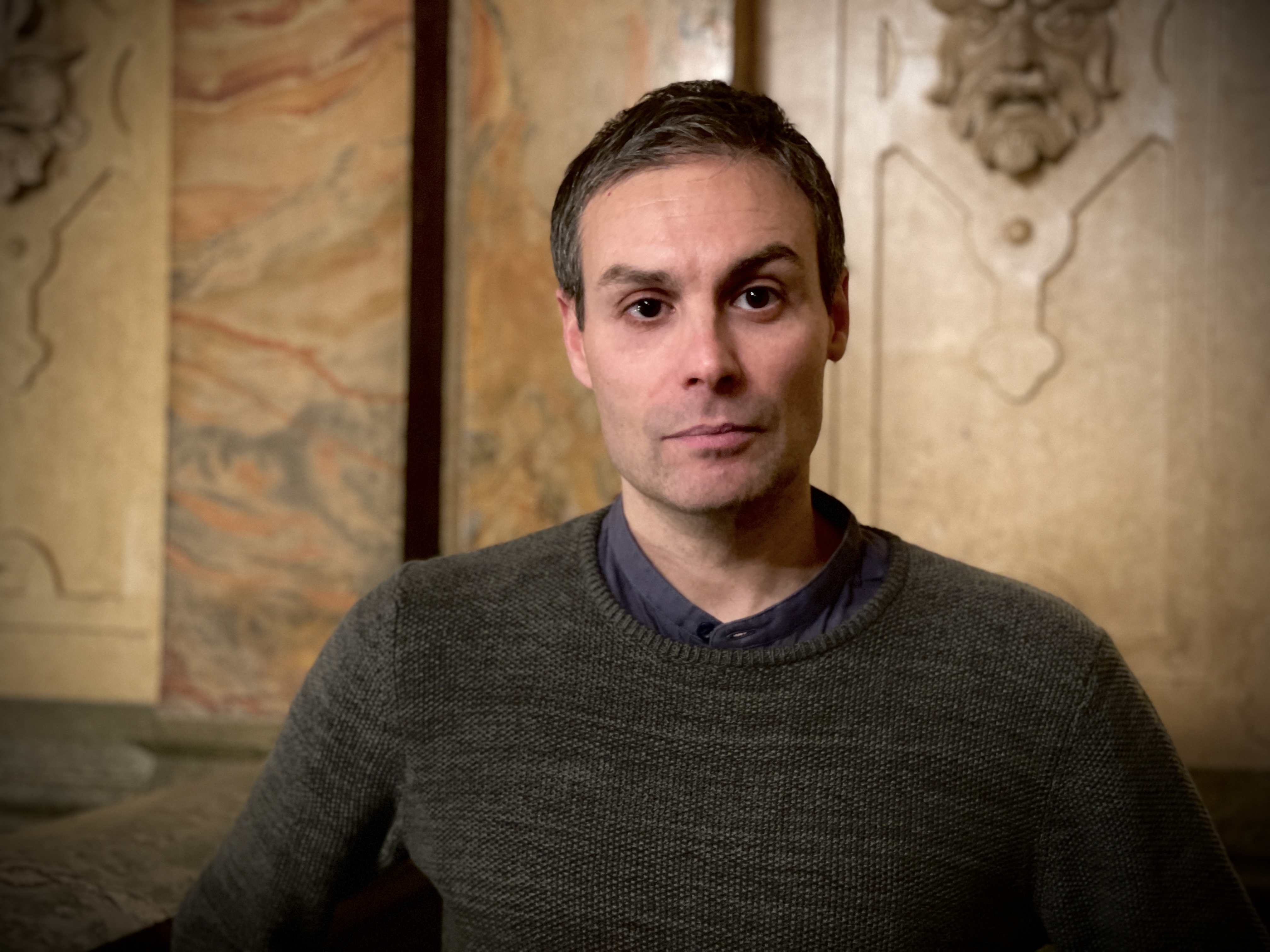 Regissören står och tittar mot kameran